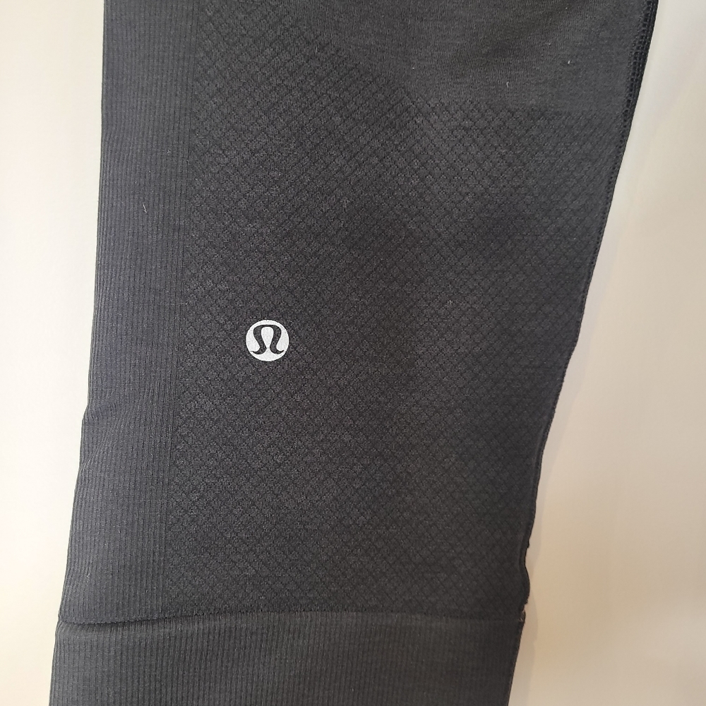 Lululemon Grey leggings Size 8 ⭐️Host Pick⭐️ - Picture 5 of 7